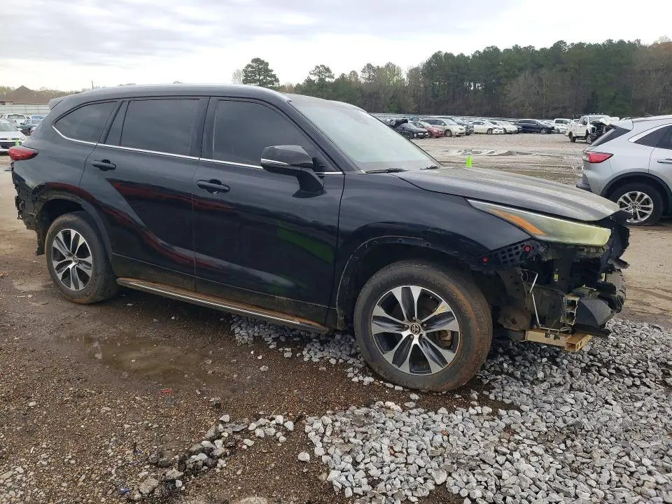 2021 TOYOTA HIGHLANDER XLE  