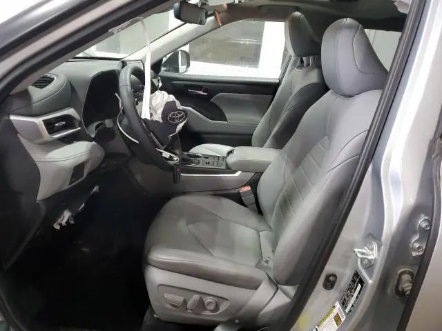 2021 TOYOTA HIGHLANDER XLE  