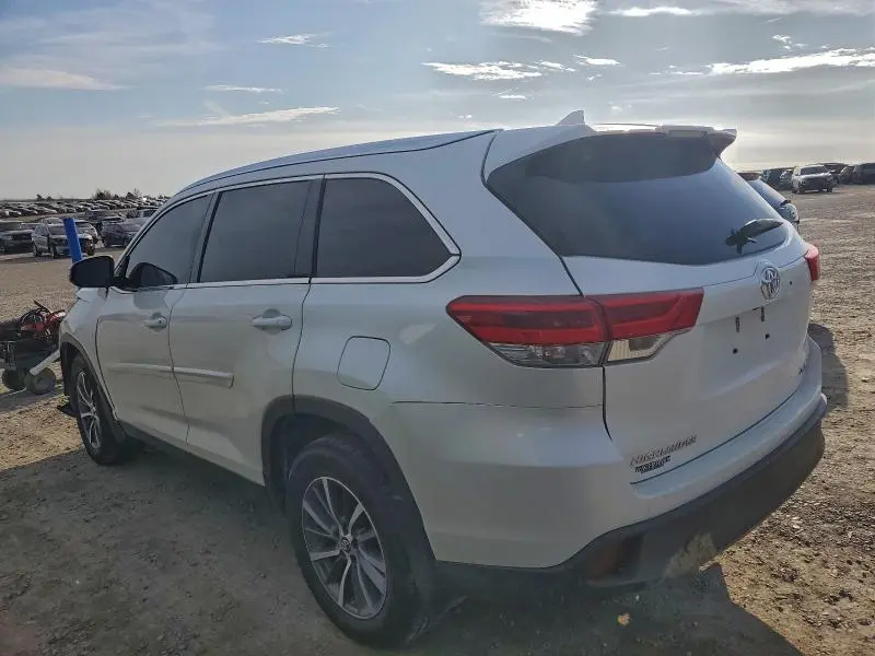 2019 TOYOTA HIGHLANDER SE  