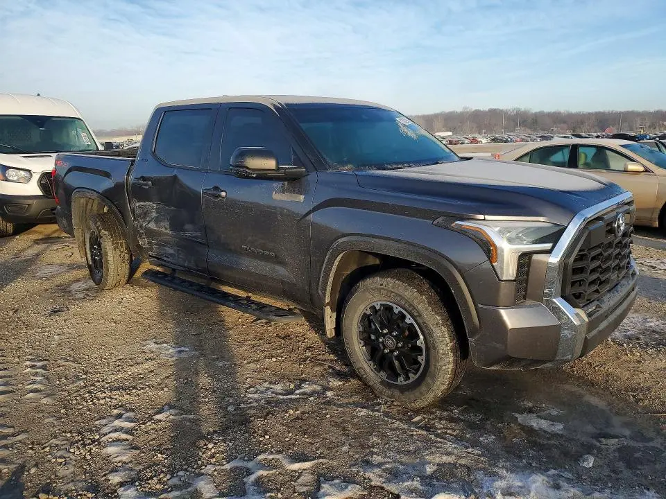 2025 TOYOTA TUNDRA SR5  
