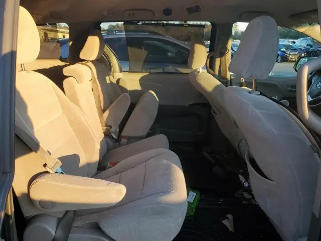 2017 TOYOTA SIENNA LE  