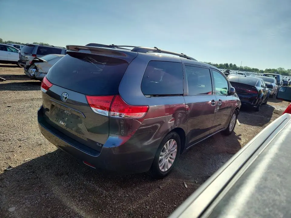2014 TOYOTA SIENNA XLE 8-PASSENGER  