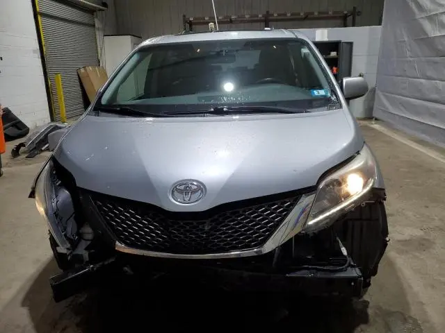 2017 TOYOTA SIENNA SE  
