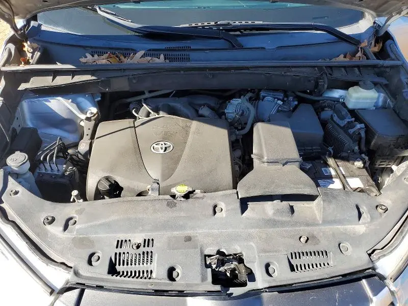 2017 TOYOTA HIGHLANDER SE  