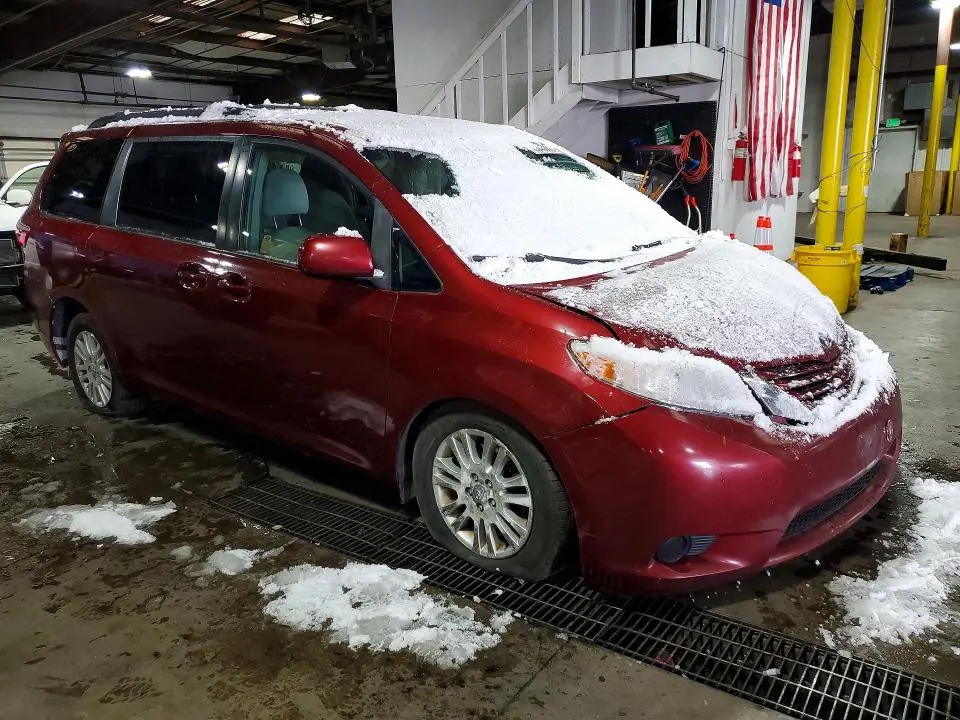 2015 TOYOTA SIENNA LE 8-PASSENGER  