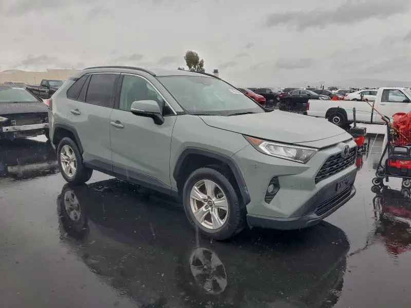 2021 TOYOTA RAV4 XLE  