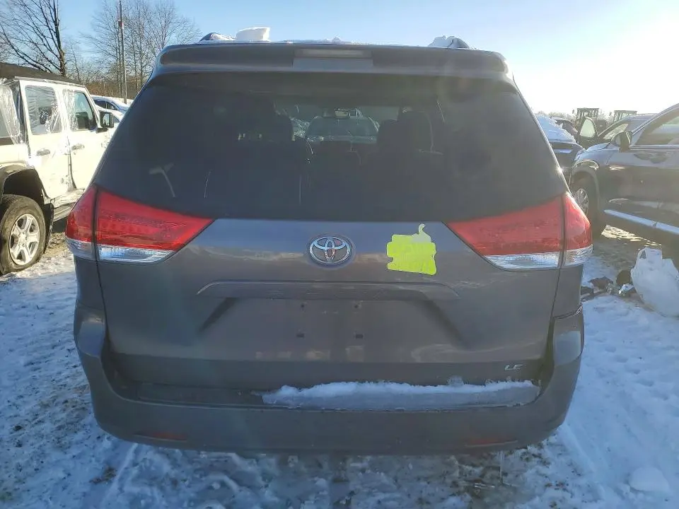 2011 TOYOTA SIENNA LE 8-PASSENGER  