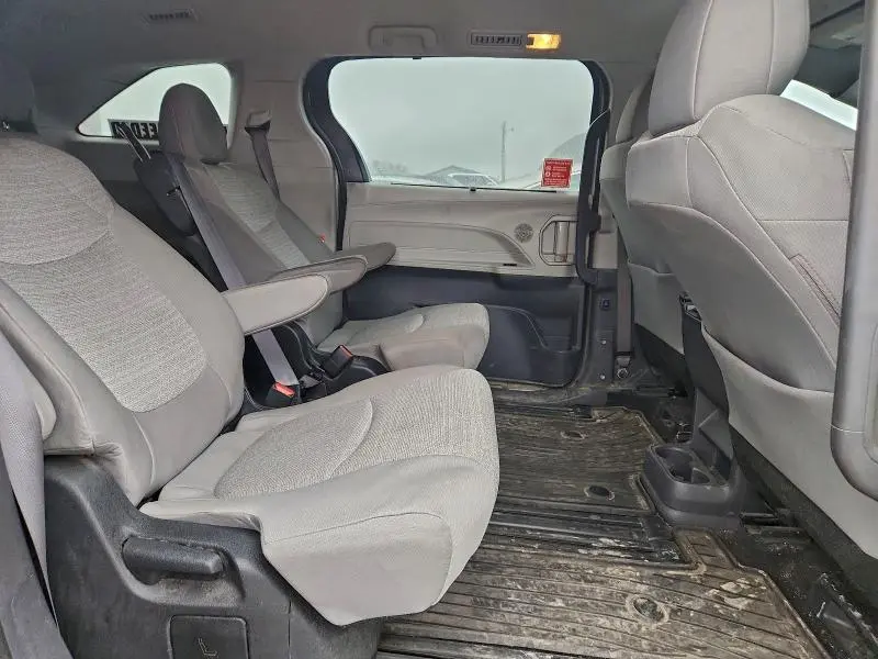 2022 TOYOTA SIENNA LE  