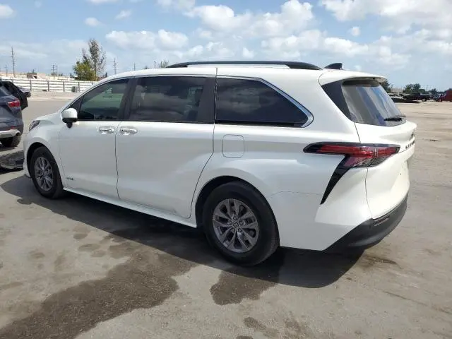 2021 TOYOTA SIENNA XLE  