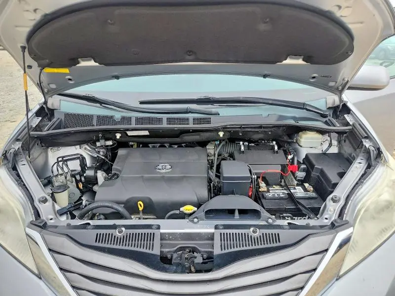 2013 TOYOTA SIENNA XLE 8-PASSENGER  
