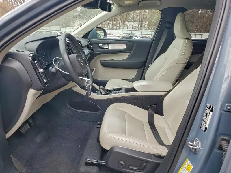 2021 VOLVO XC40 T4 MOMENTUM  