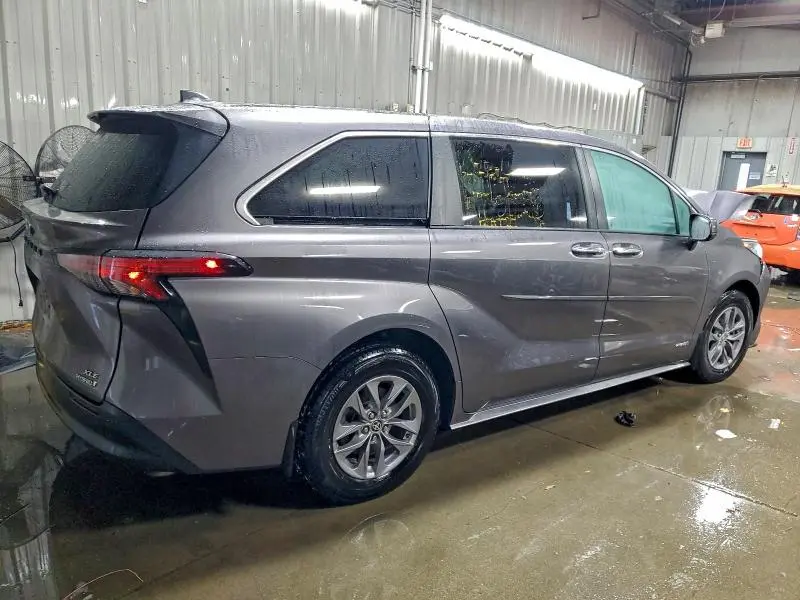 2021 TOYOTA SIENNA XLE  