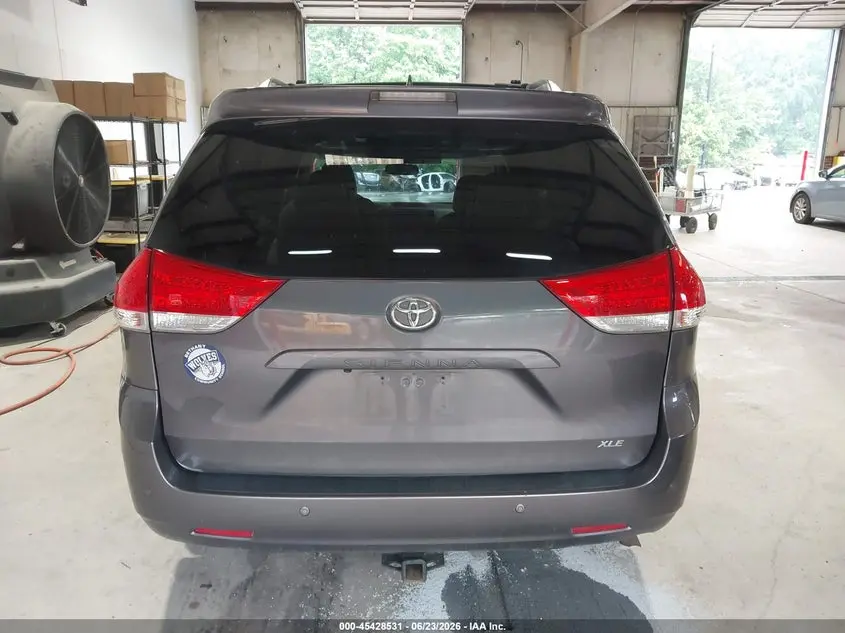2014 TOYOTA SIENNA XLE V6 8 PASSENGER