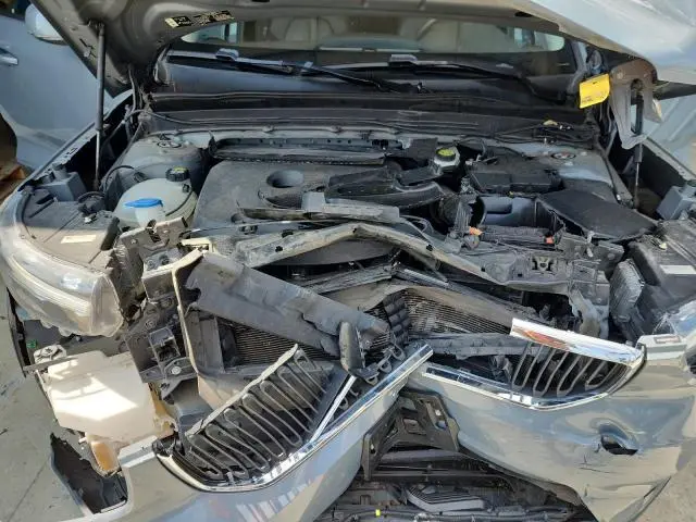 2021 VOLVO XC40 T5 MOMENTUM  