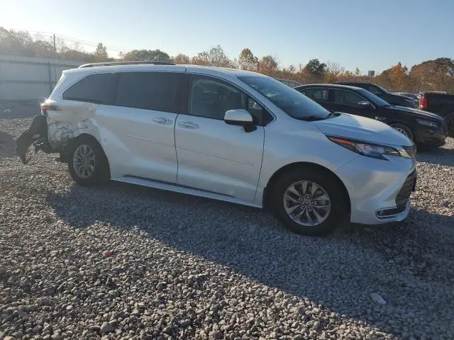 2022 TOYOTA SIENNA XLE  