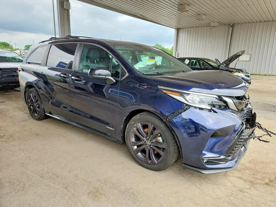 2021 TOYOTA SIENNA XSE  