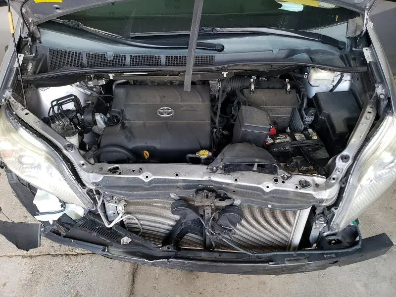 2012 TOYOTA SIENNA LE  