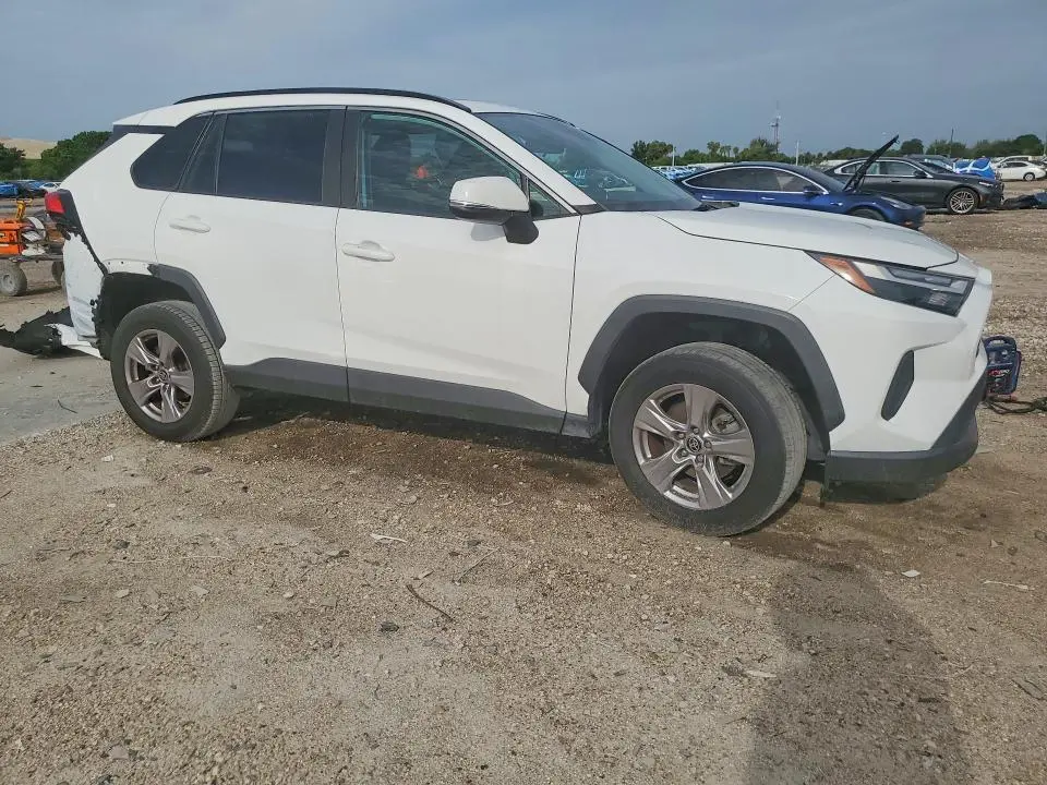 2022 TOYOTA RAV4 XLE  