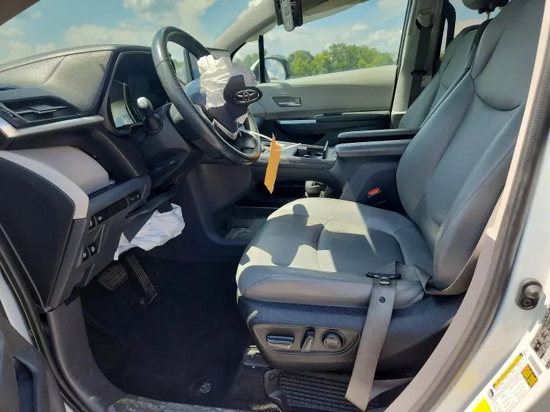 2022 TOYOTA SIENNA XLE  