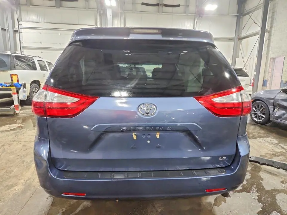 2016 TOYOTA SIENNA LE  