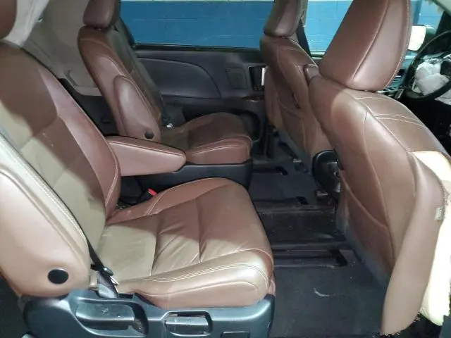 2020 TOYOTA SIENNA XLE  