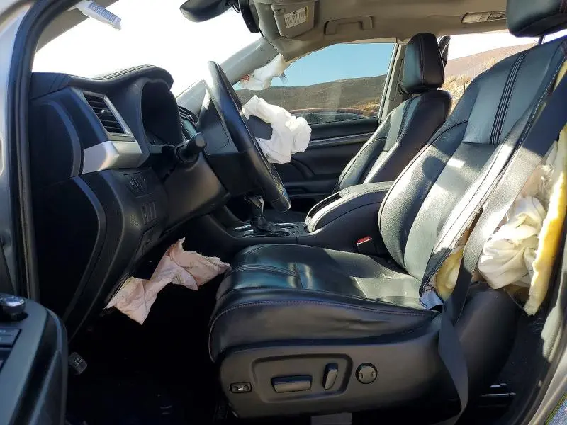 2019 TOYOTA HIGHLANDER SE  