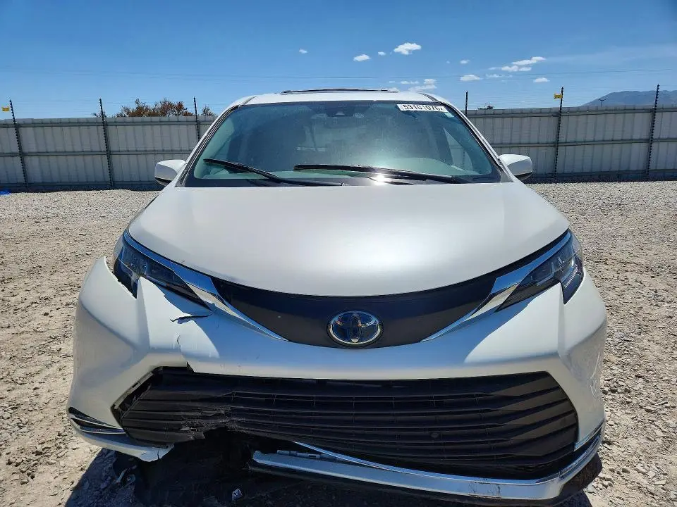 2021 TOYOTA SIENNA XLE  