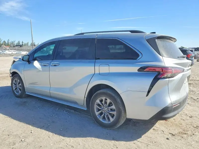 2022 TOYOTA SIENNA LE  