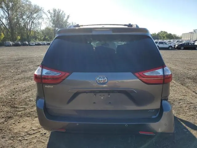 2017 TOYOTA SIENNA XLE
