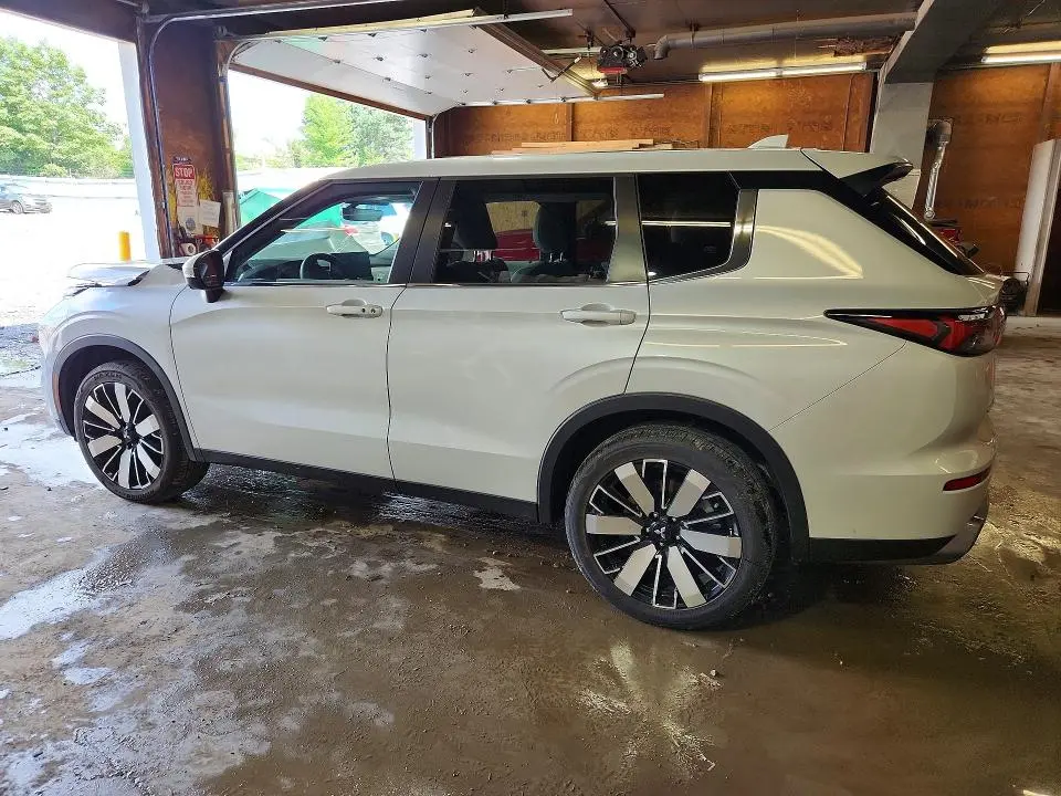 2025 MITSUBISHI OUTLANDER SE  