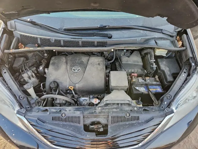 2017 TOYOTA SIENNA LE  