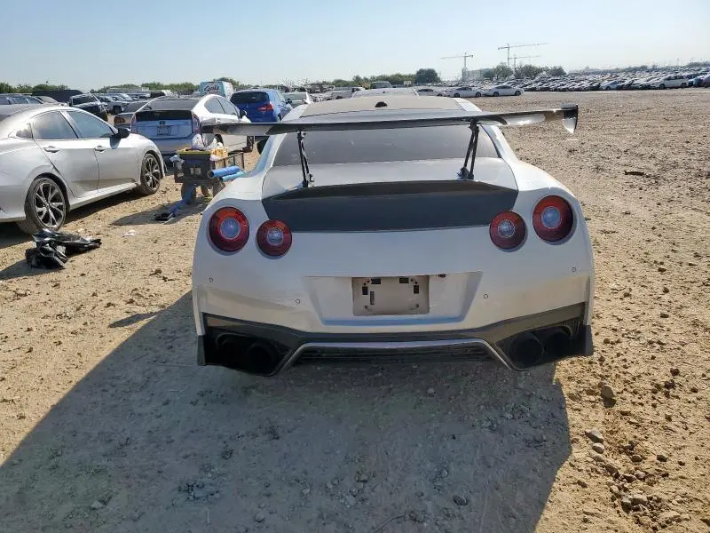 2018 NISSAN GT-R PURE  