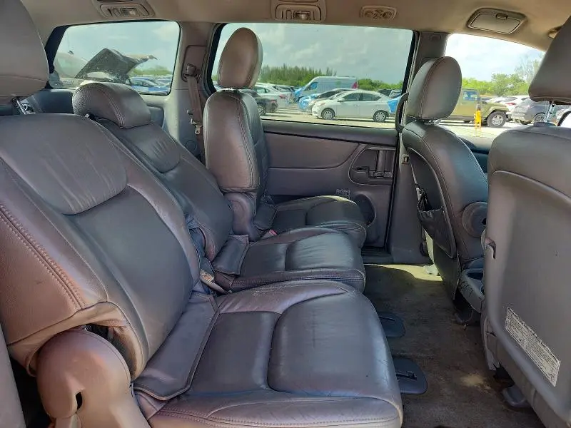 2010 TOYOTA SIENNA LE 8-PASSENGER  
