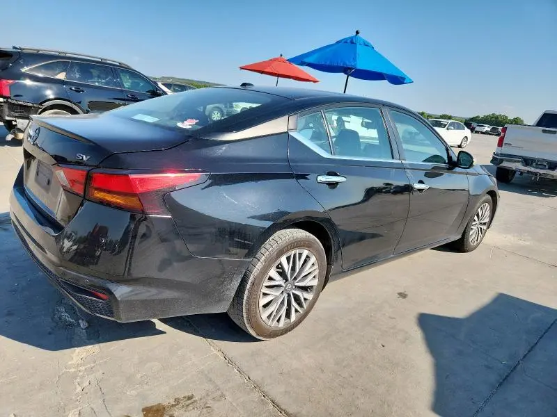 2023 NISSAN ALTIMA SV  