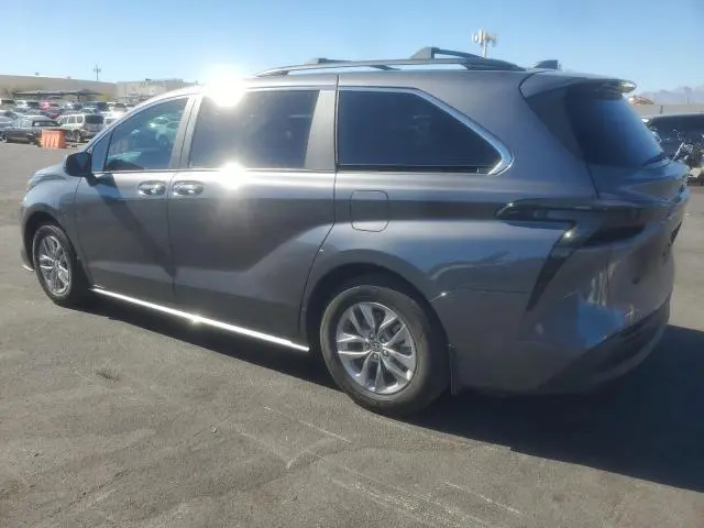 2025 TOYOTA SIENNA XLE  