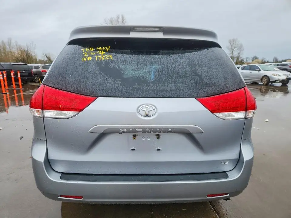 2013 TOYOTA SIENNA LE 8-PASSENGER  