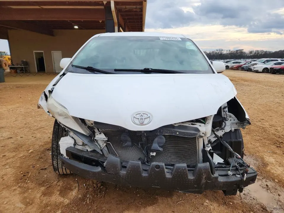 2016 TOYOTA SIENNA LE  