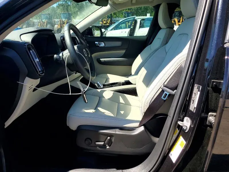 2025 VOLVO XC40 PLUS  