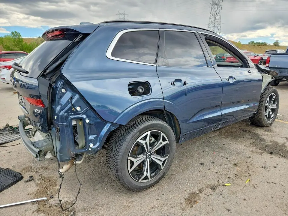2022 VOLVO XC60 B5 MOMENTUM  