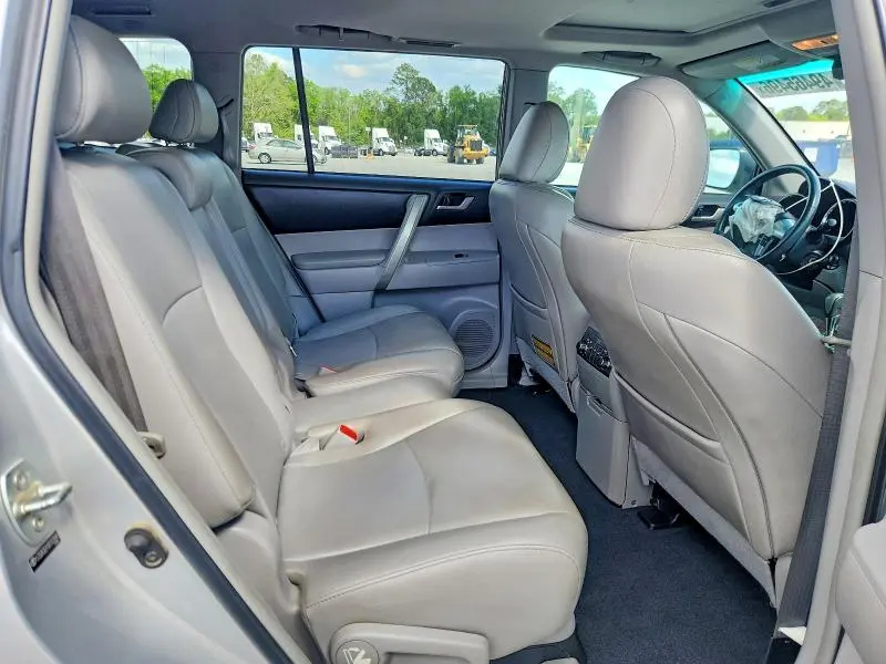 2013 TOYOTA HIGHLANDER SE  