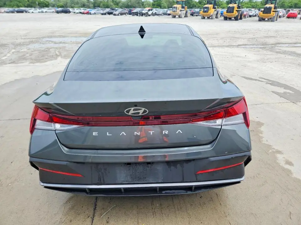 2024 HYUNDAI ELANTRA SE  