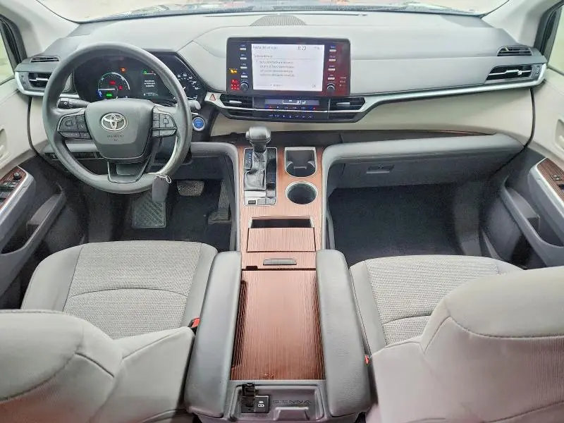2022 TOYOTA SIENNA LE  