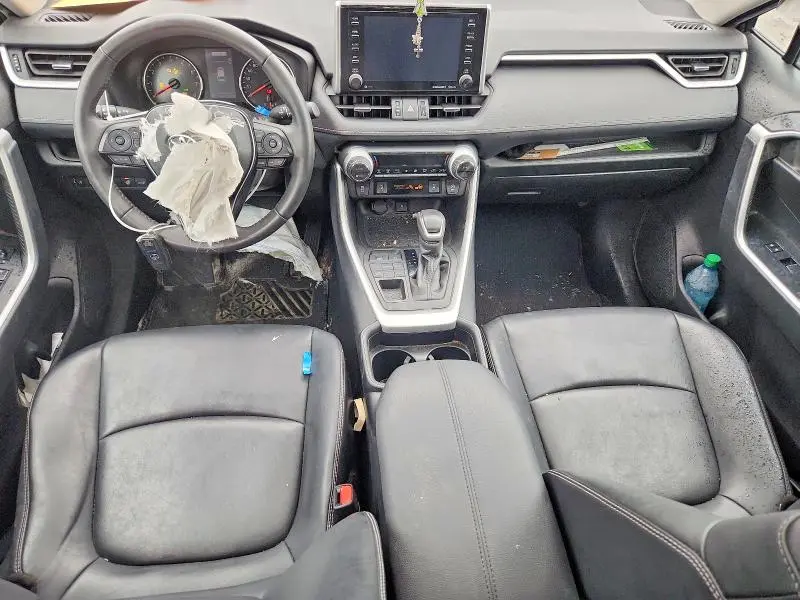 2021 TOYOTA RAV4 XLE  