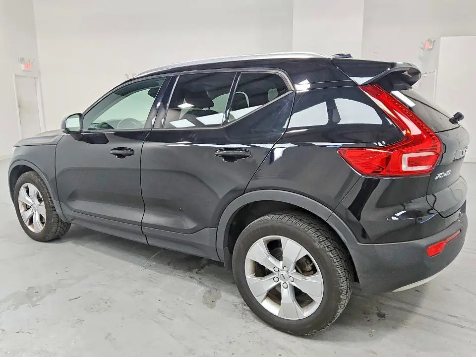2022 VOLVO XC40 T5 MOMENTUM  
