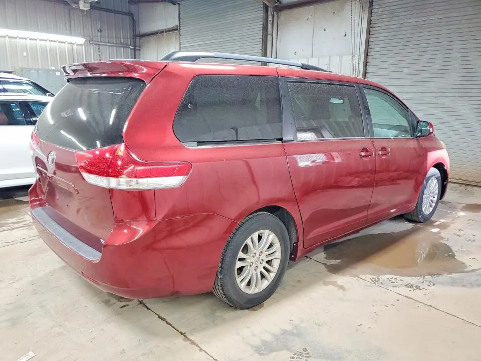 2013 TOYOTA SIENNA XLE 8-PASSENGER  