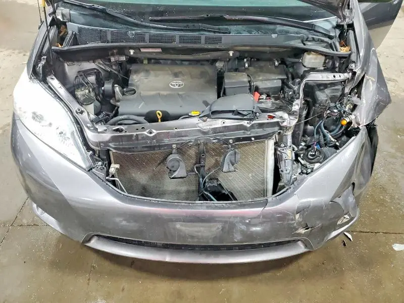 2014 TOYOTA SIENNA LE 8-PASSENGER  