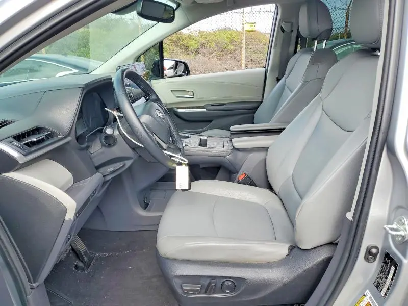 2023 TOYOTA SIENNA XLE  