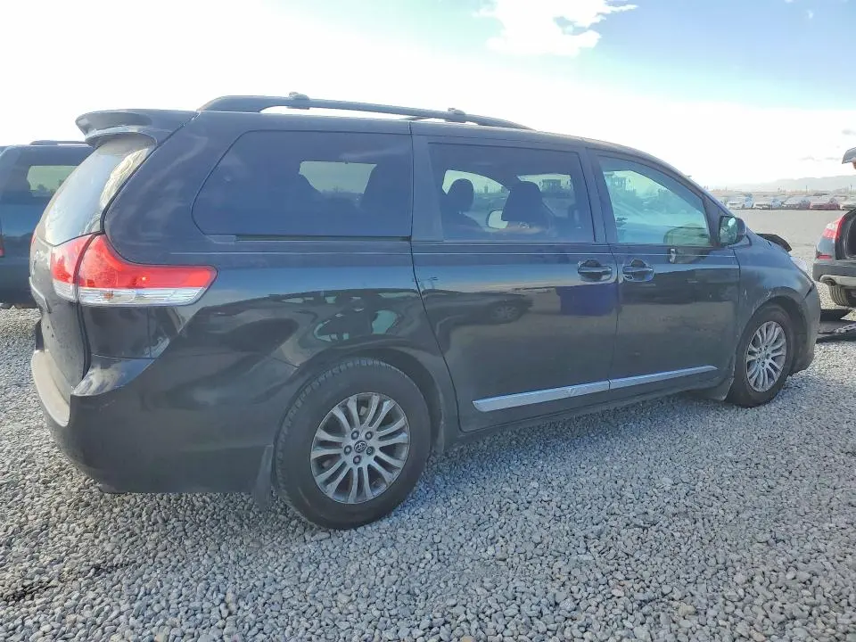 2011 TOYOTA SIENNA XLE  