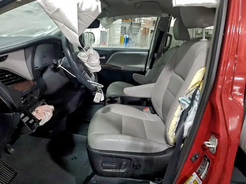 2020 TOYOTA SIENNA XLE  