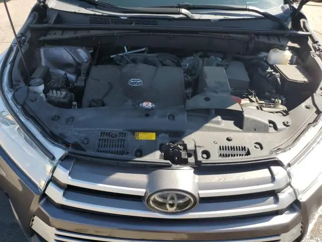 2019 TOYOTA HIGHLANDER SE  